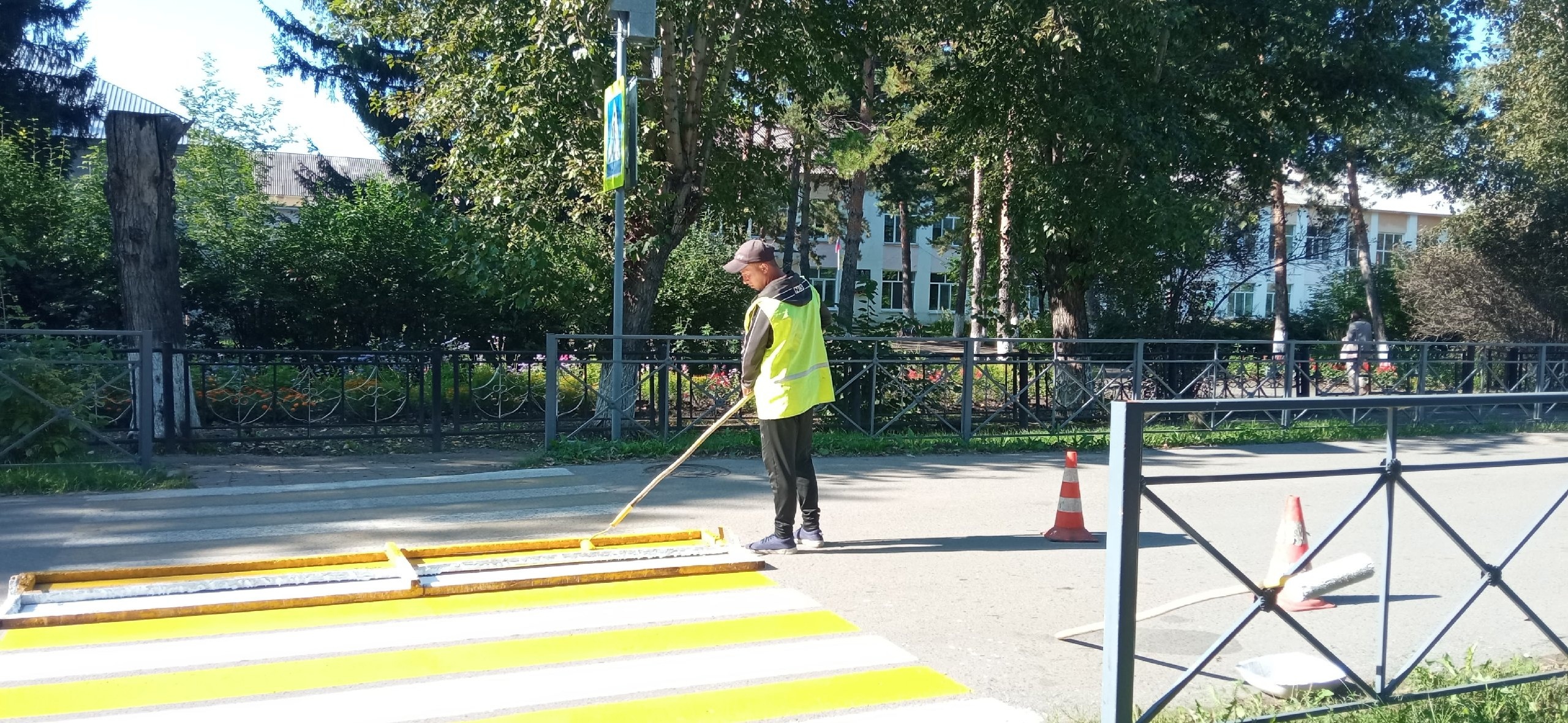 В Большеречье сегодня начали обновлять пешеходные переходы в районе школ.