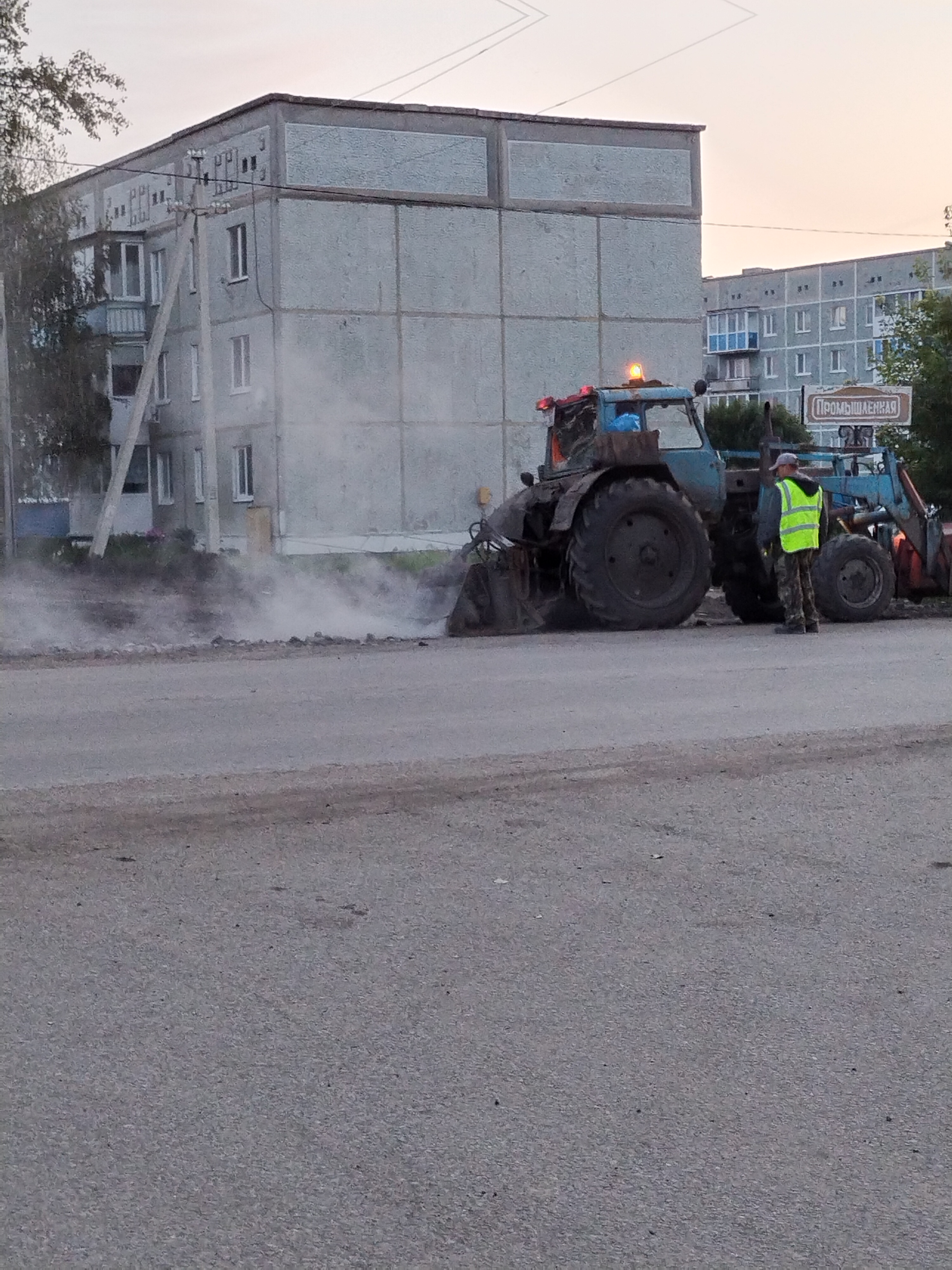 Подрядчик приступил к выполнению работ по ремонту автомобильной дороги по ул. Промышленная..