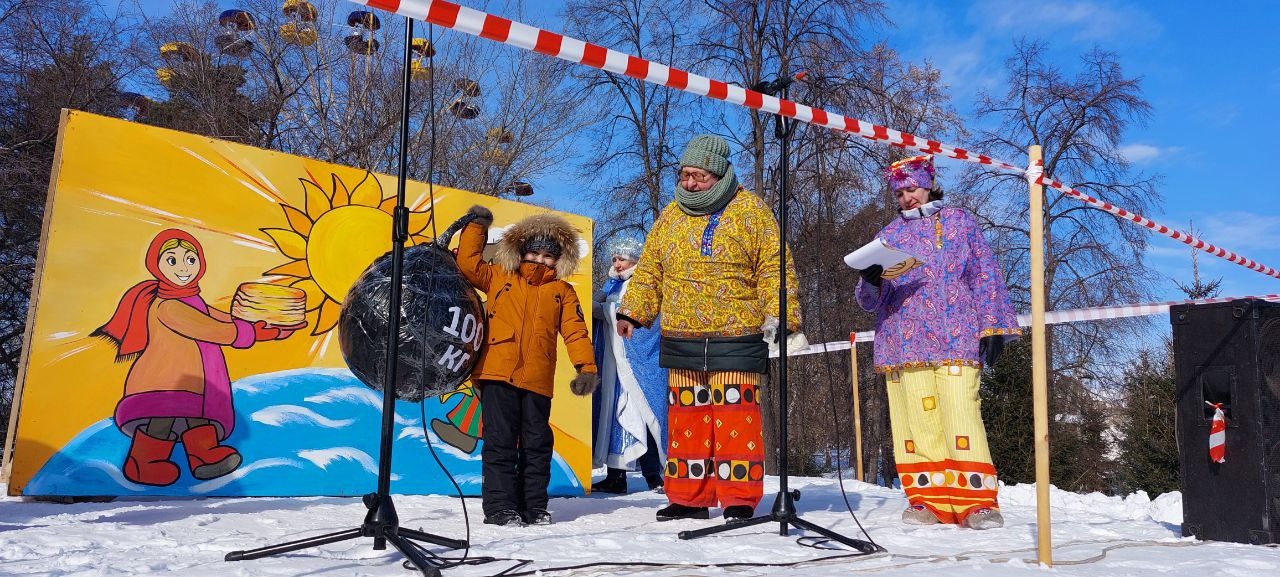 8 марта на территории парка культуры и отдыха большереченцы проводили зиму.