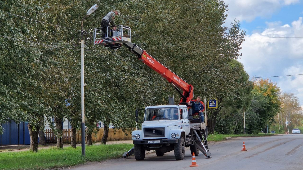 Сегодня в Большеречье ООО &quot;Зеленое строительство&quot; выполняет работы по ремонту и обслуживанию линий уличного освещения..